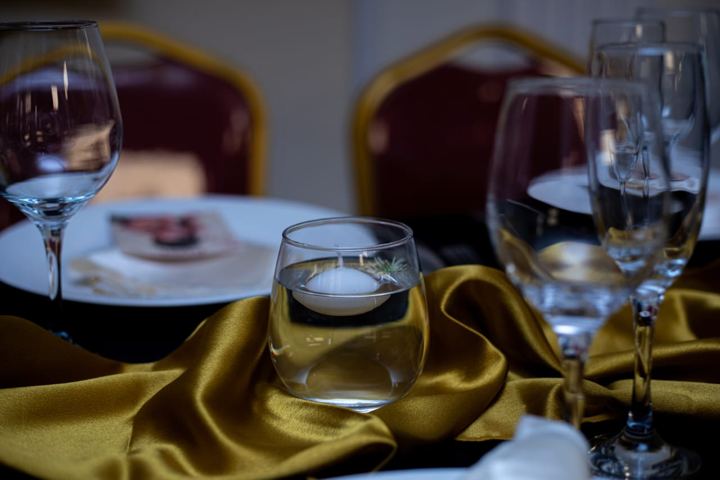 Verres et nappage doré