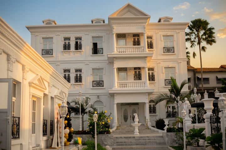 Façade principale de l'hôtel au soleil couchant
