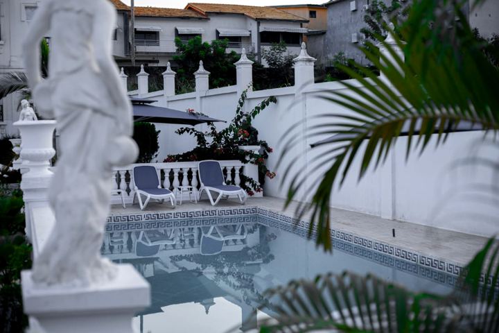 Statue et palmier au bord de la piscine