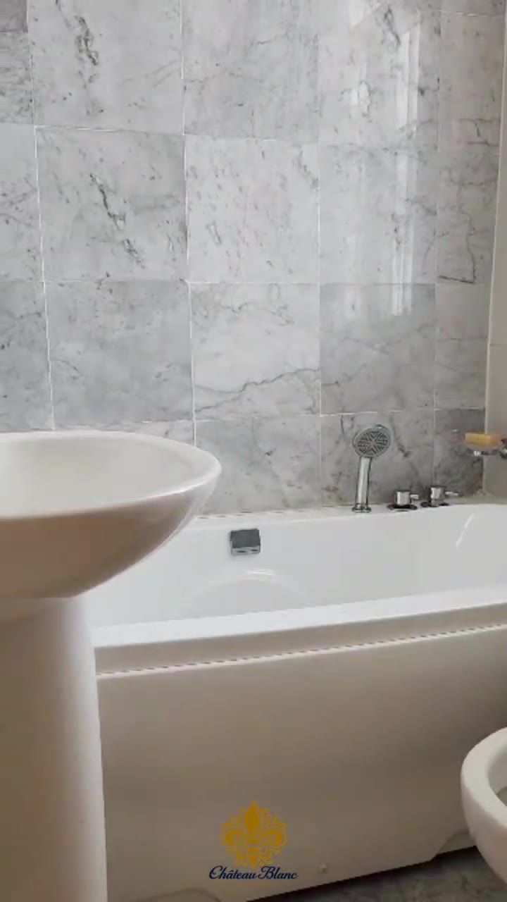 Salle de bain en marbre de la Suite Royale avec baignoire