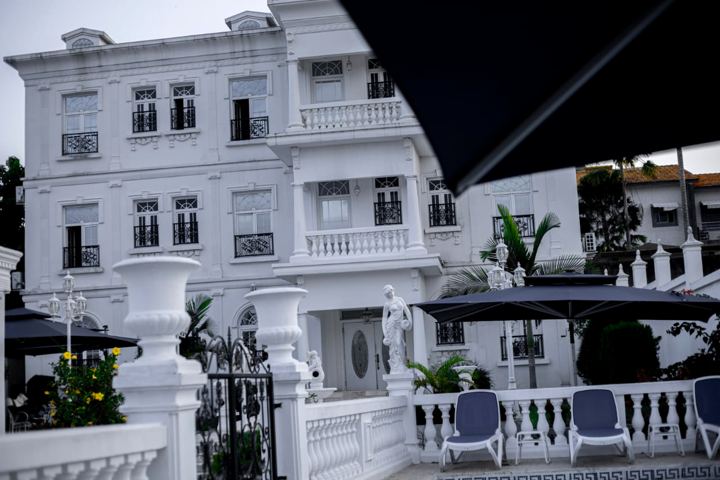 Terrasse avec parasols et balustrade